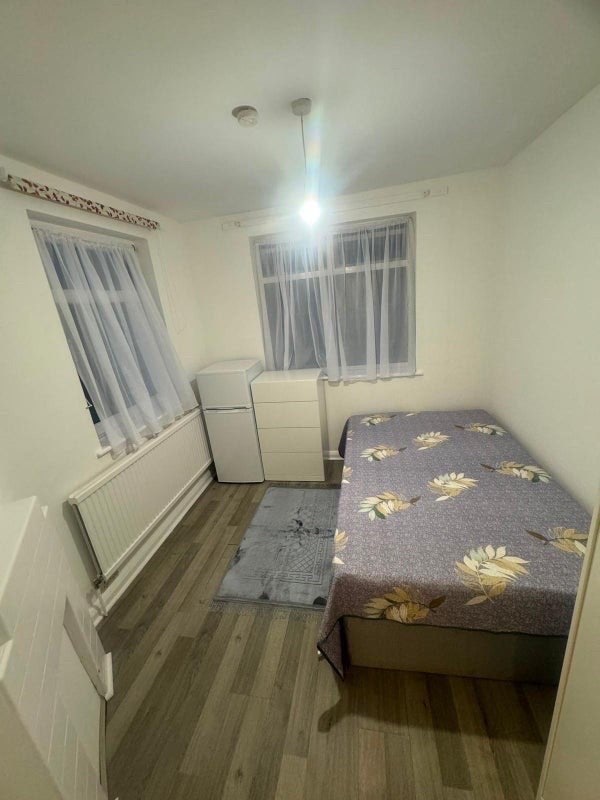 🛏️ Ensuite for a Single Use to Let in Hendon Main Photo