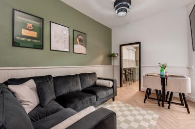 Modern Room in L18! Main Photo