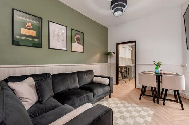 Modern Room in L18! Main Photo