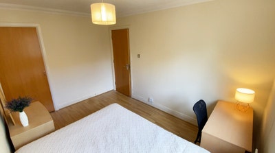 3 Rooms in a 6-Bed Home + Garden | Surrey Quays Main Photo