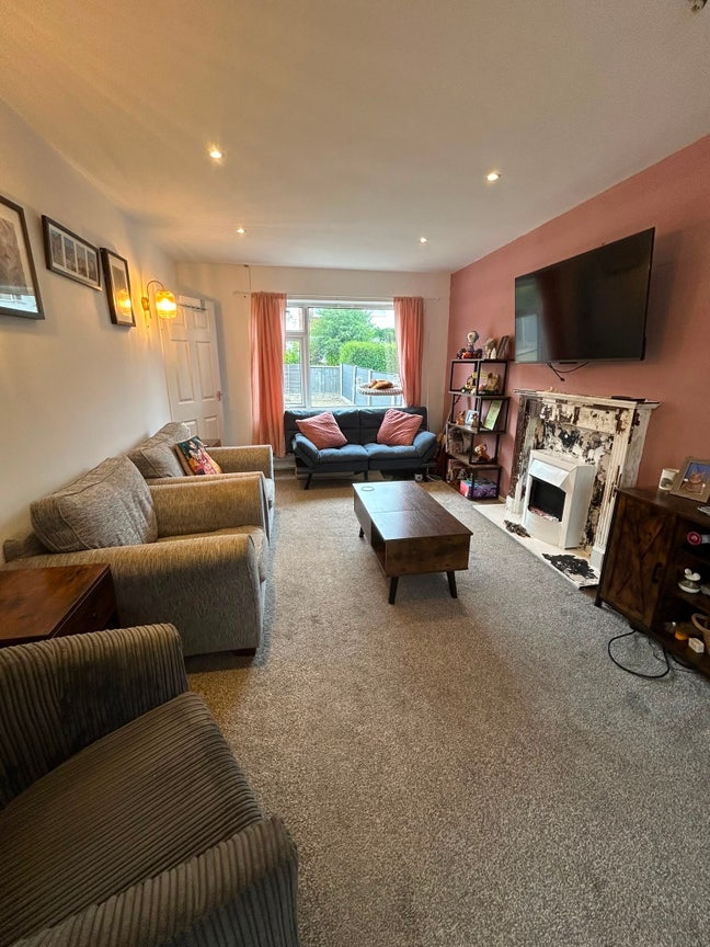 2 bright rooms in a quiet area in Woodchurch Main Photo