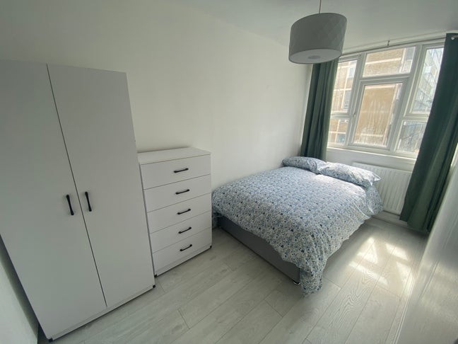 5 Bedroom Flat! Available Now! Zone 1! Main Photo