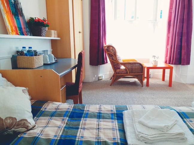 Bill included Spacious En-suit Room in town center Main Photo