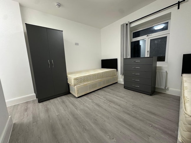 🛏️ Ensuite  Room to Let in Neasden ✨ Main Photo