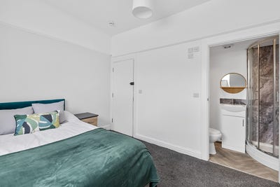 Stunning Ensuite - Waterfront Location🌊 Main Photo