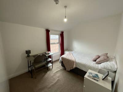 1 room for rent in 8 bedroom house. Main Photo