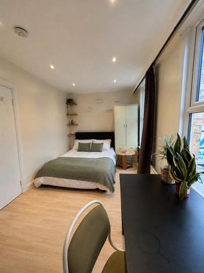 Room in a 3 Bed Flat in Surrey Quays! Main Photo