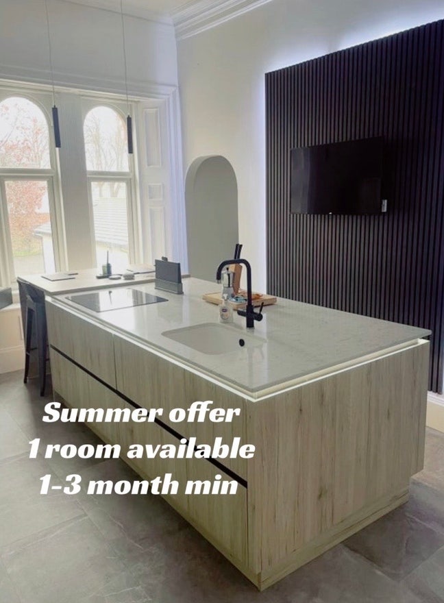**Superior Double Bedroom Within Luxury Home Main Photo