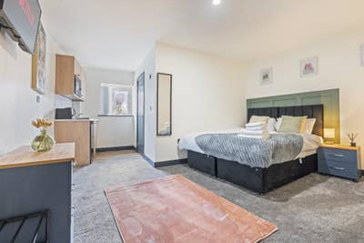 🚆 Luxury Rooms | Near Metro & Hospital 🏥 Main Photo