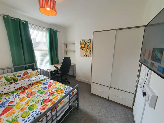 ⭐ femaleStudents,Near Hull Uni, Bills Cleaner,TV Main Photo
