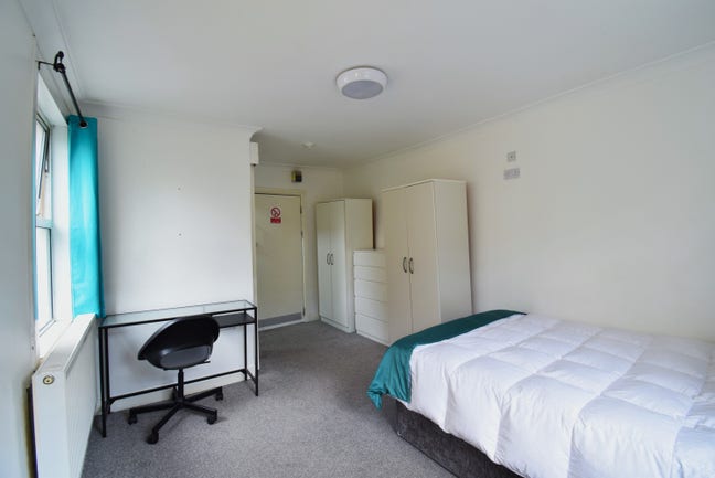 2 en suite / Walking distance to Wesftield !  Main Photo
