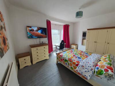 Near Hull Uni, Female Students, Bills Cleaner,TV Main Photo