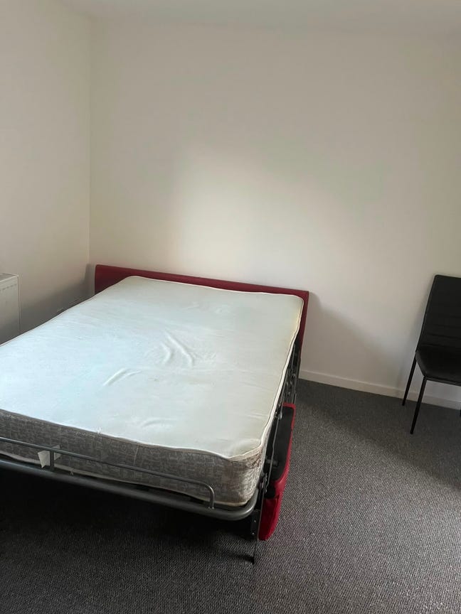 I have a beautiful single room available to rent i Main Photo