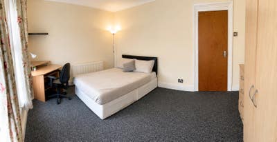Couples Welcome | Spacious Double Room | Stratford Main Photo
