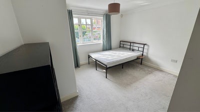 Spacious Double Room with Private En-Suite GU2 Main Photo
