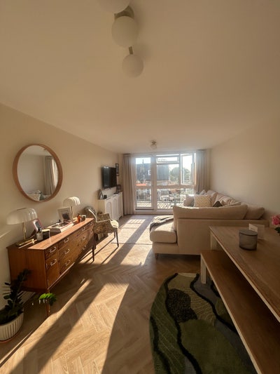 Freshly renovated 2 bed flat - bills included Main Photo
