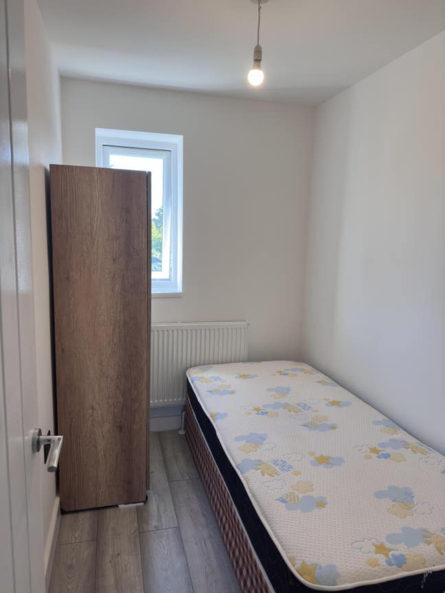 Single Box Room for Rent – &pound;450 PCM (Bills Include Main Photo
