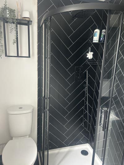 Large ensuite room in quiet village location Main Photo
