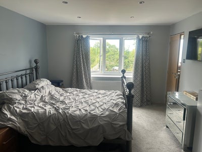 Large ensuite room in quiet village location Main Photo