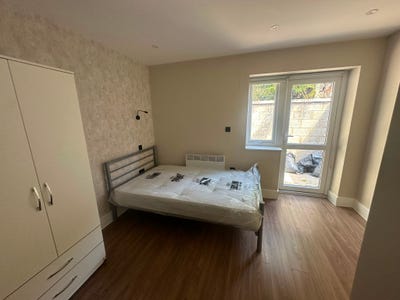 DSS-Studio Flat Available in Reigate Banstead SM7 Main Photo