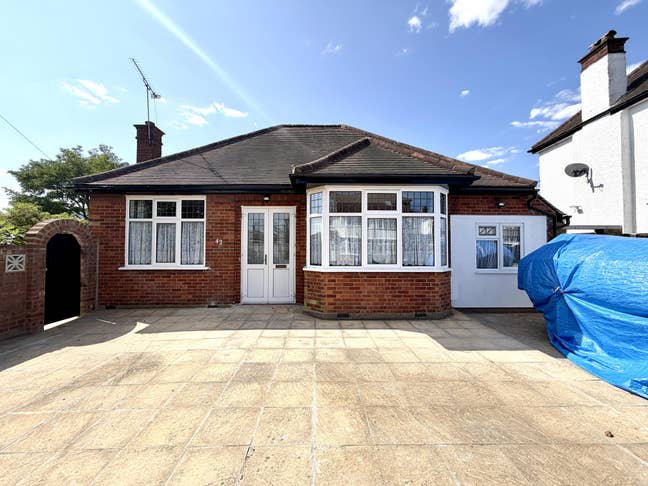 3 bedroom Bungalow - Wyndale Avenue, Kingsbury, NW Main Photo