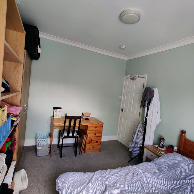 Double Room in clean and pieceful house sharing Main Photo
