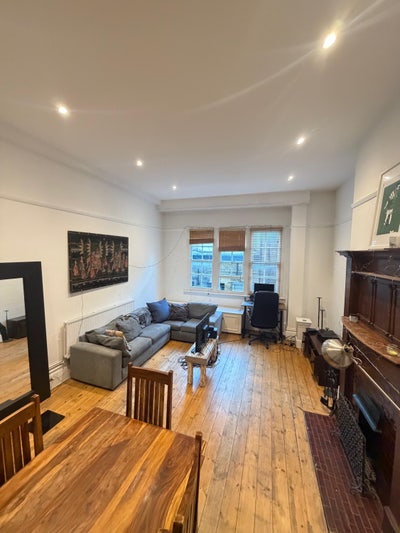 Huge double room in spacious two bedroom flat Main Photo