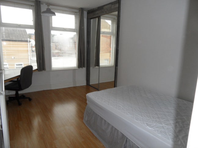 Very large room with great study space Main Photo