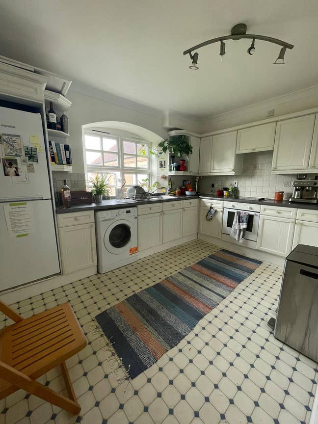 Double bedroom in a spacious flat with 1 housemate Main Photo