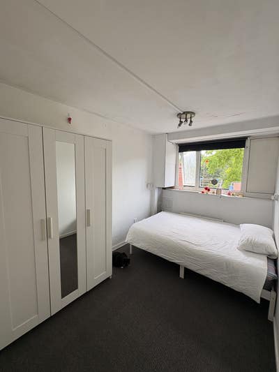 Room for rent available now Main Photo
