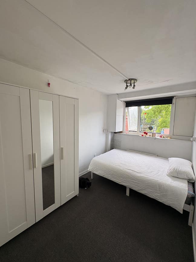 Room for rent available now Main Photo