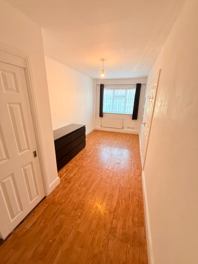 Bright Double Room in House Share Main Photo