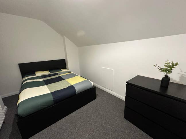 Refurbished shared house close to train station Main Photo