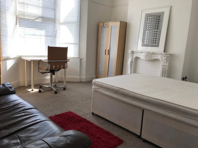 2 Rooms in Big, Sunny, Central House Main Photo