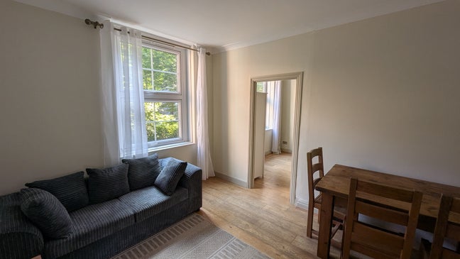 Bright, spacious 2-bedroom flat near Tower Bridge Main Photo