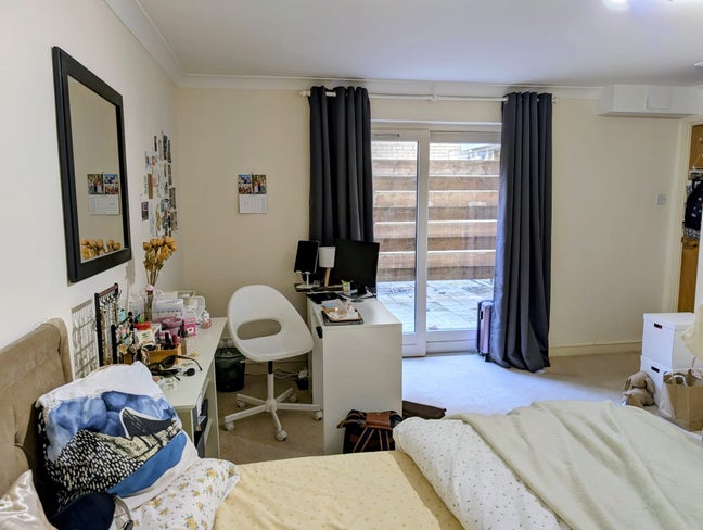 Ensuite Double Bed in Wapping with Patio Main Photo