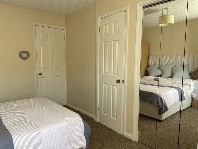 Spacious Double Room with Semi-Private Living Room Main Photo