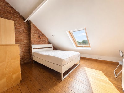 Bright Top Floor Double Room – All Bills Included Main Photo