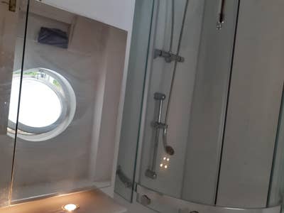 Double ensuite in modern house Main Photo