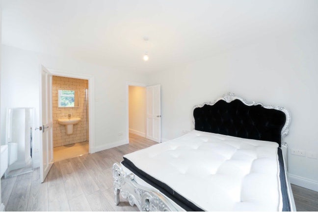 Double En-suite Room in Lovely 3 Bed Flat Main Photo