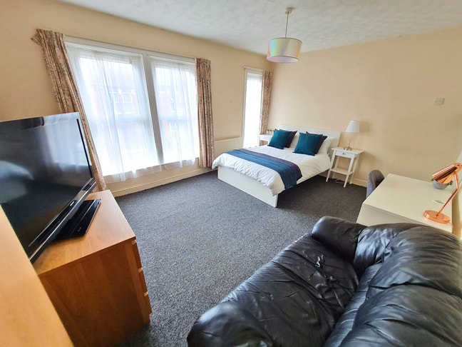 Large Double Room in The Polygon – SO15 Main Photo