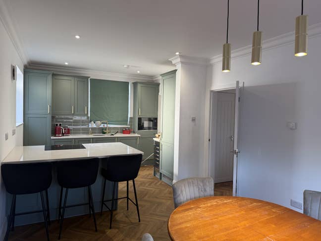 Newly Renovated 4-Bed House Near B/Uni Main Photo