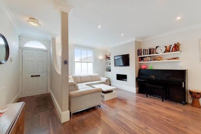 Lovely Double Room Available in Friendly E1 Home  Main Photo
