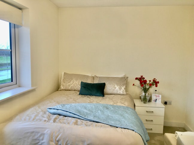  Beautiful double room, Wokingham with parking   Main Photo