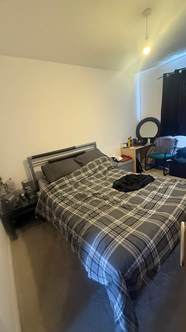 1 large bedroom available  Main Photo