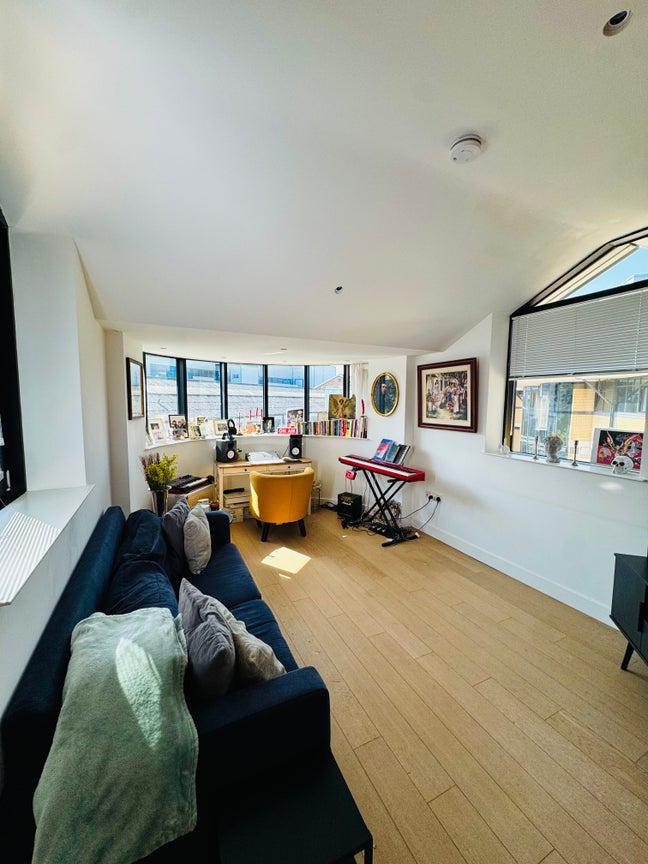 Stylish 1-Bedroom Flat Available to Sublet  Main Photo