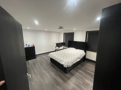 Massive Bedroom near Oval Station Bills Inc! Main Photo