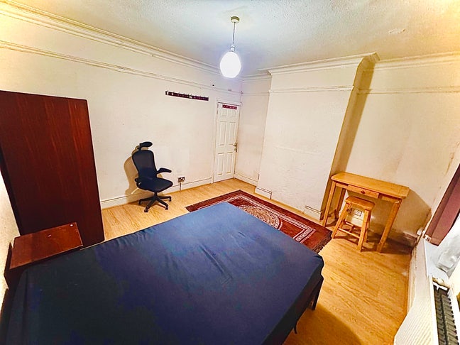 One double bedroom available in LS8 Main Photo
