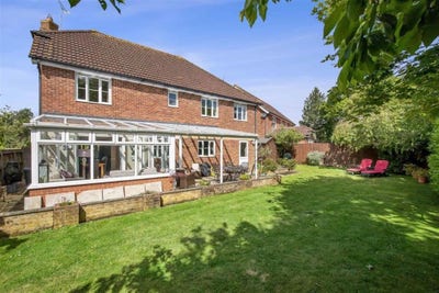 LARGE En-suite in Ashford - Near WHH & Town Centre Main Photo