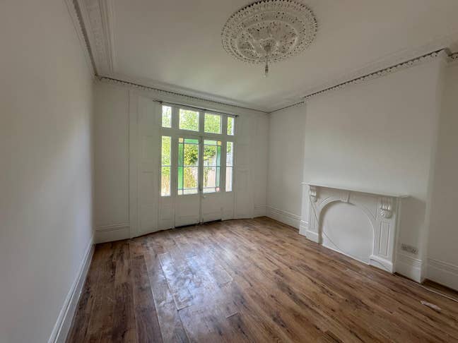 Well located 2 bed flat situated in London N8 Main Photo